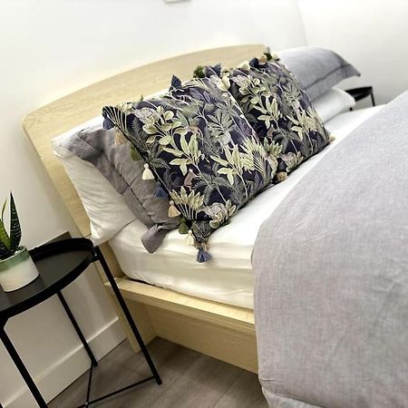 Studio Apartment In ミルトン・ケインズ エクステリア 写真