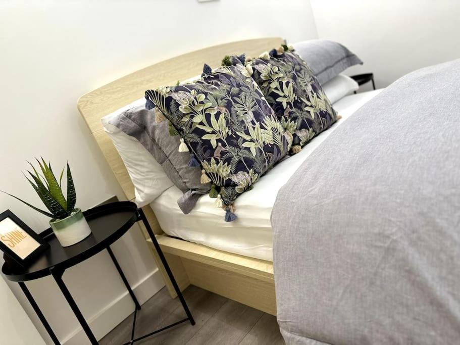 Studio Apartment In ミルトン・ケインズ エクステリア 写真